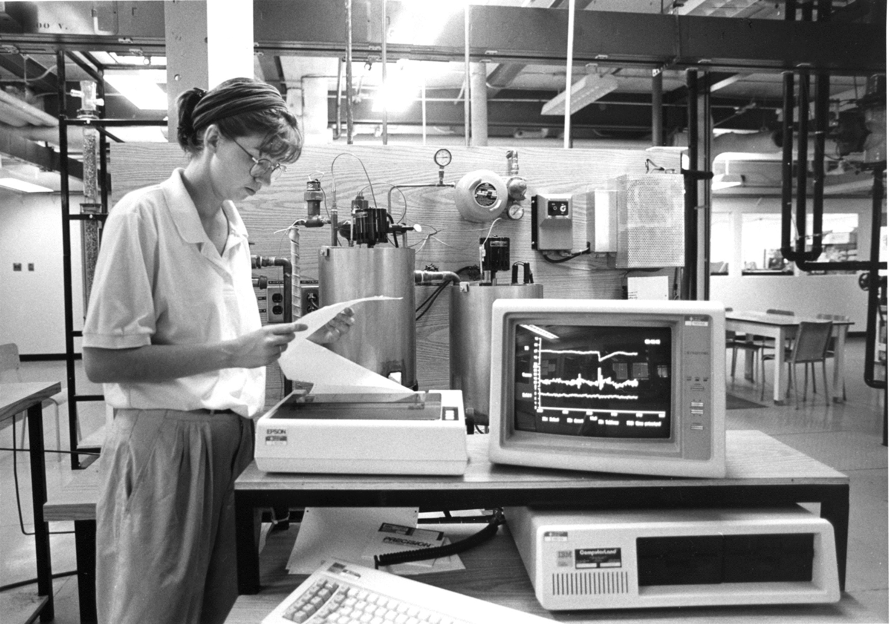 Un laboratoire de recherche, Université Laval, 1989. Une imprimante matricielle!