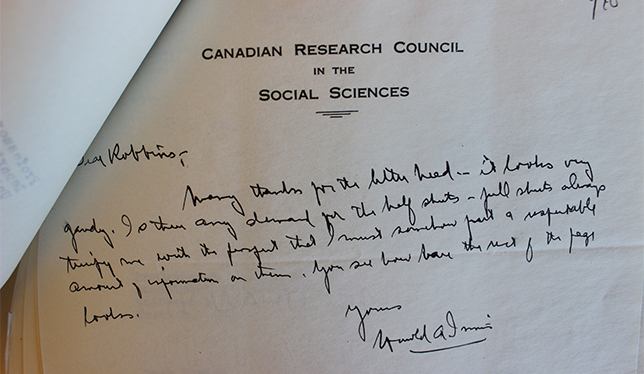 Lettre d’Harold Innis à John Robbins, du Bureau fédéral de la statistique, rédigée peu après la création du Conseil canadien de recherche en sciences sociales en 1940. Photo : Fédération des sciences humaines. 