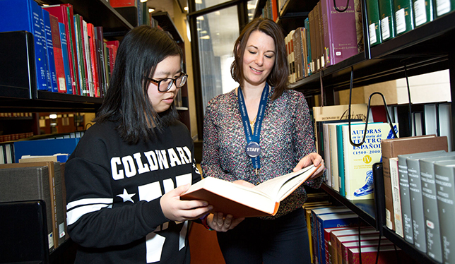 Heather Buchansky aide une etudiante. Photo de l'Universite de Toronto.