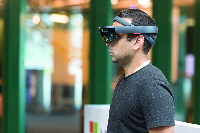 Un paUn participant à Hack the North porte le Microsoft HoloLens, un casque de réalité virtuelle. Photo par JK Liu. rticipant à Hack the North porte le Microsoft HoloLens. Photo par JK Liu. 