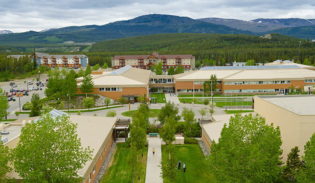 Vue aérienne du campus principal du Collège du Yukon.