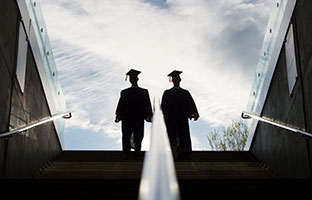 Miser sur un emploi universitaire : le pari réfléchi des titulaires de doctorat